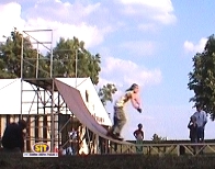 Minipipe1_SIT_seitlich Komplett_Rasen_Himmel_Skater Jpg.jpg (277756 Byte)